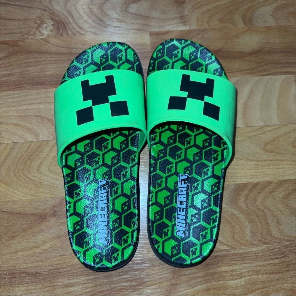 Official Minecraft Creeper Kids Youth Boys Slides Sandals Flip Flops! (Size 4-5)